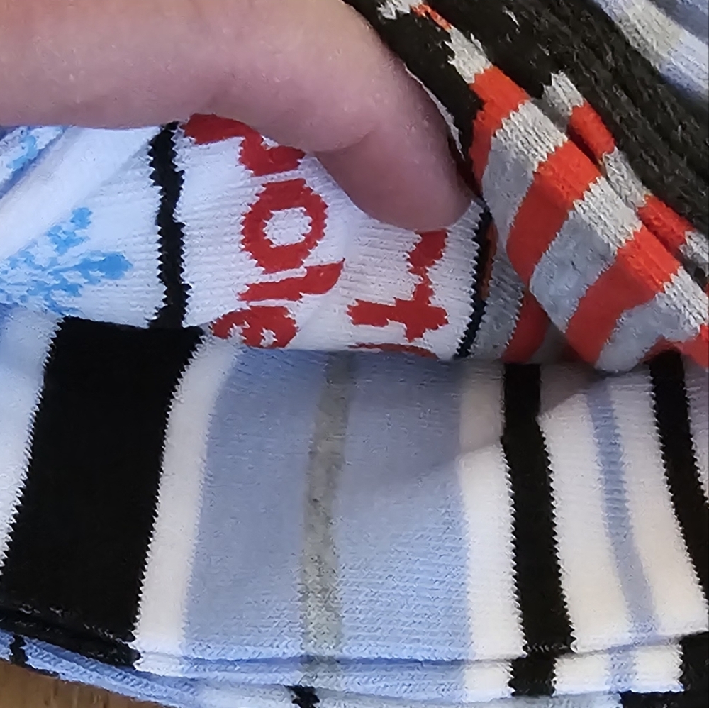 Black and Red Snowflake Crew Socks - 5 Pack - Picture 5 of 5
